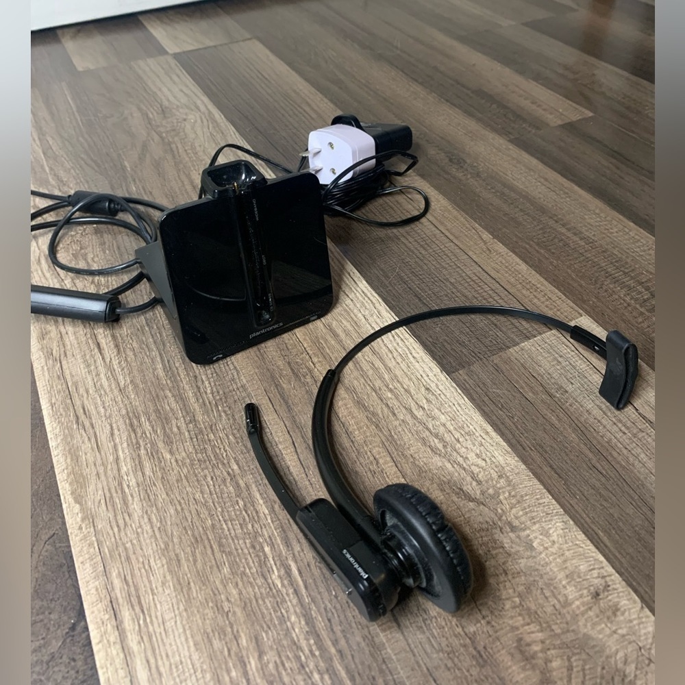 PLANTRONICS c054a wireless headset, USB and power cord included, works fine.
